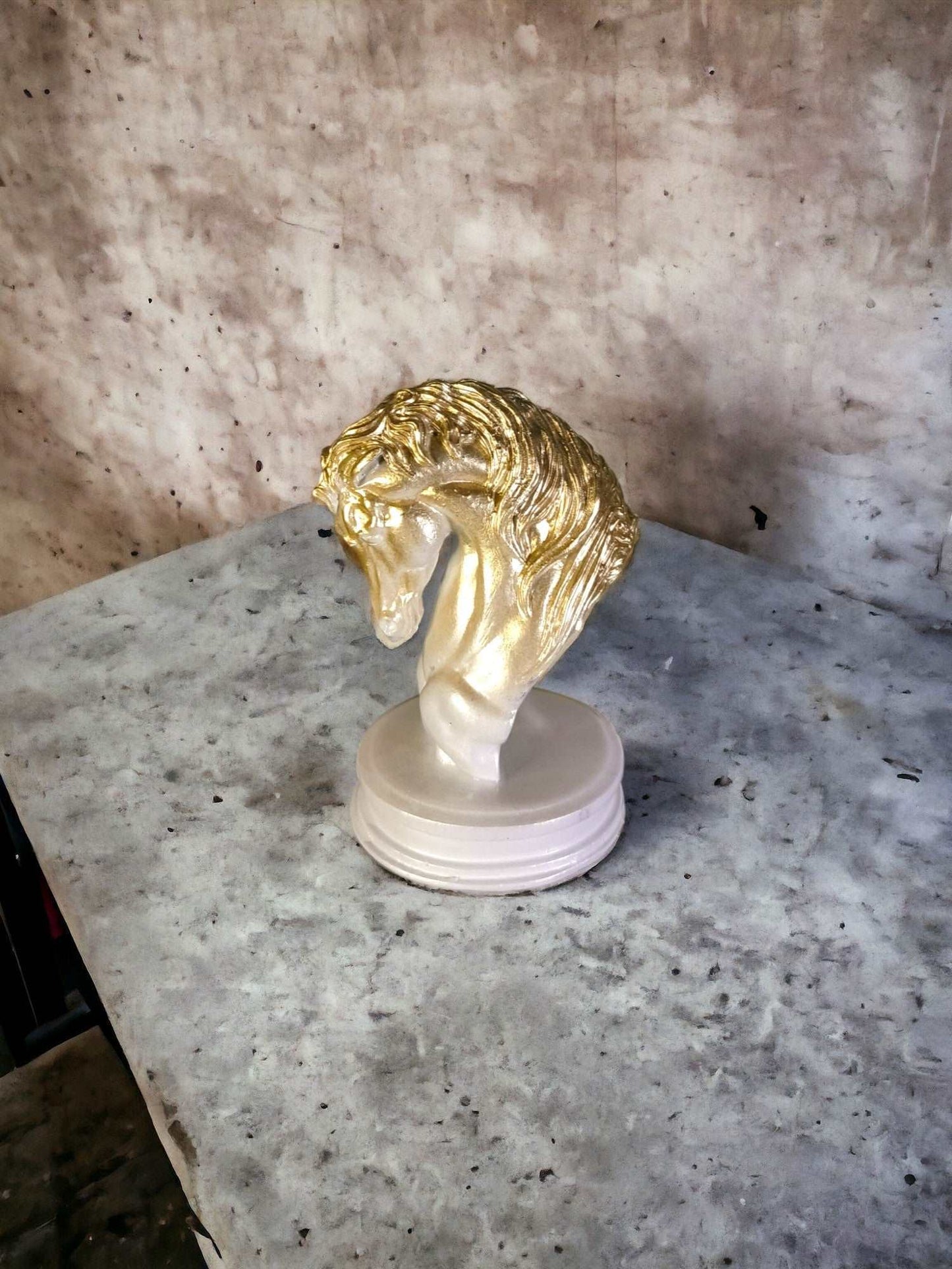 Horse Head Statue - Elegant Equestrian Decor.