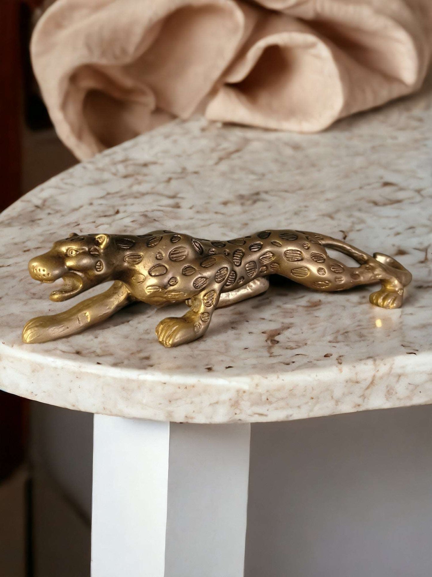 Leopard statue - Stunning interior decor - Fabzie - Home Decor Elegance