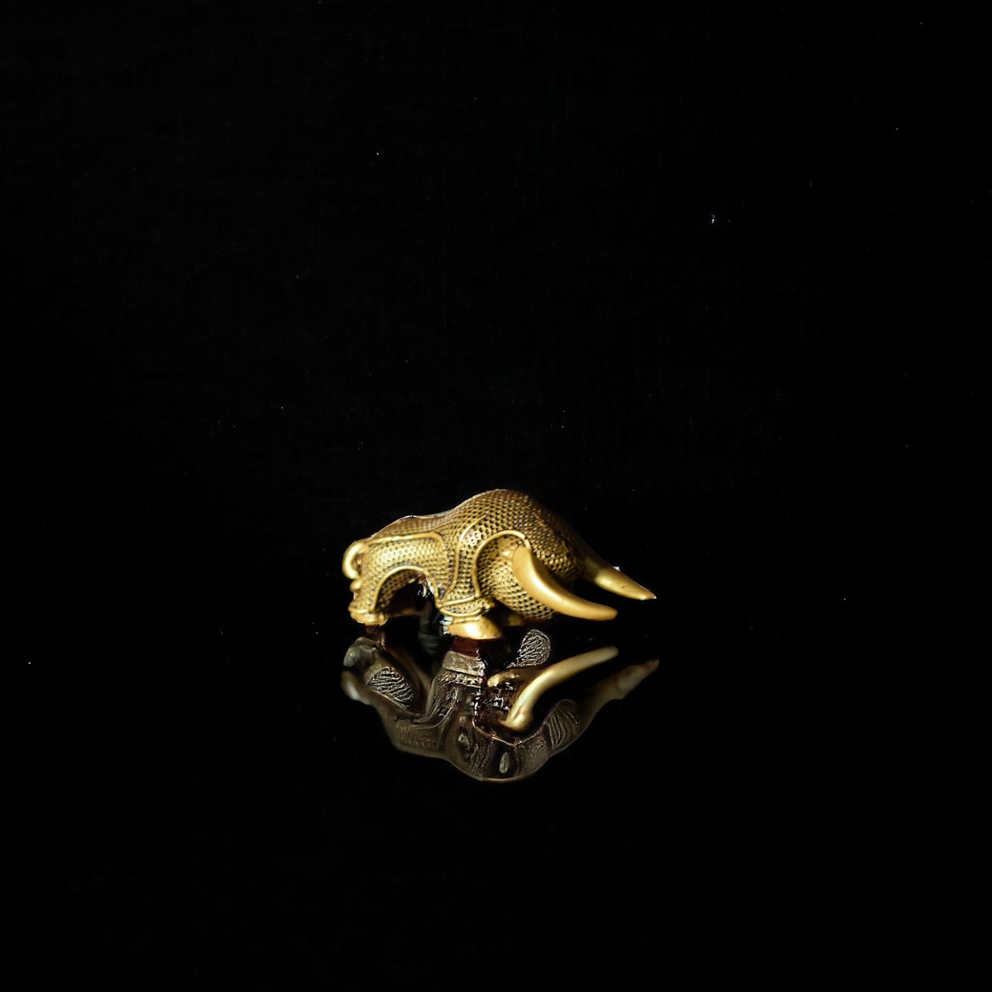 Bull Geometrical Sculpture – Car Dashboard.